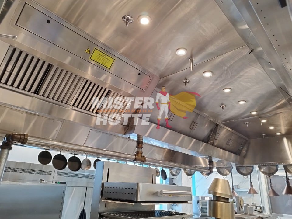 La surveillance de la qualité de l'air concernant une hotte de cuisine implique plusieurs aspects, de l'efficacité du système de ventilation à l'entretien régulier pour garantir le bon fonctionnement et la sécurité.