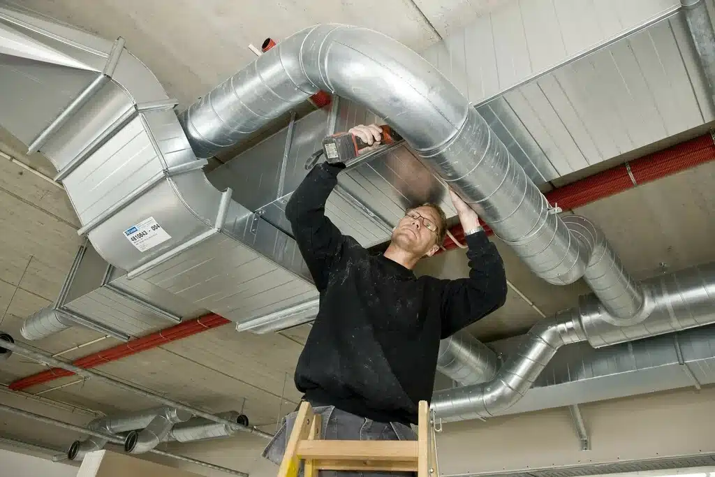 L'installation d'une VMC professionnelle en cuisine nécessite de suivre plusieurs étapes clés et choisir le bon équipement 